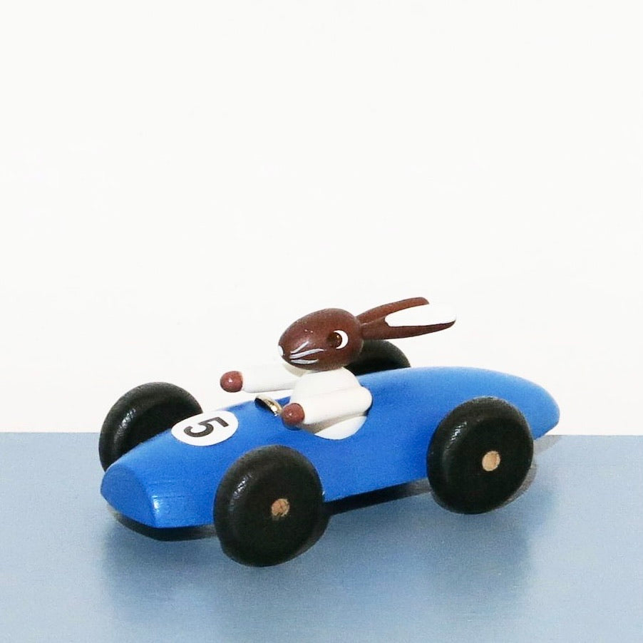 Osterhase in Blue Racing Car