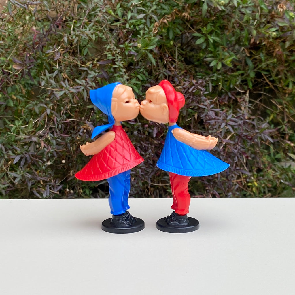 Kissing Dolls