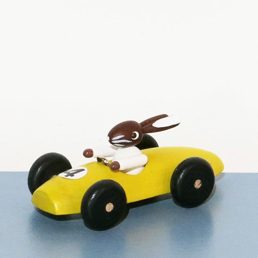 Osterhase in Yellow Racing Car