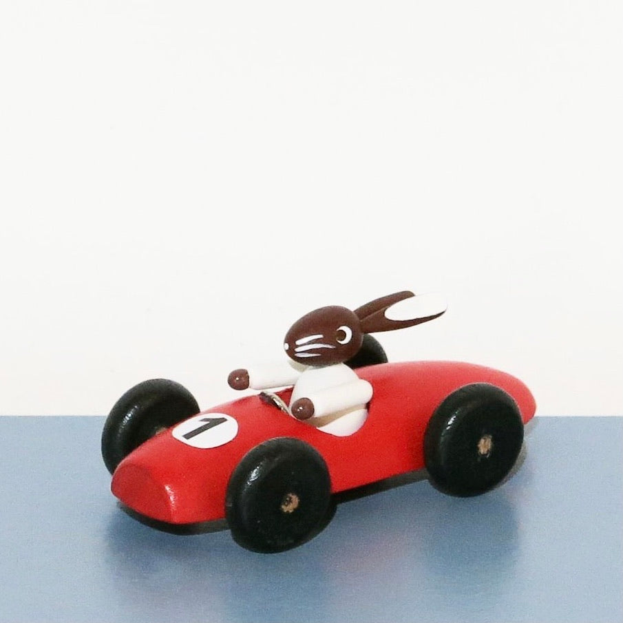 Osterhase in Red Racing Car