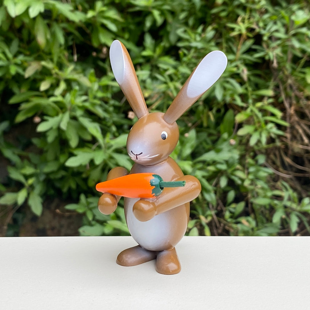 Osterhase with Carrot