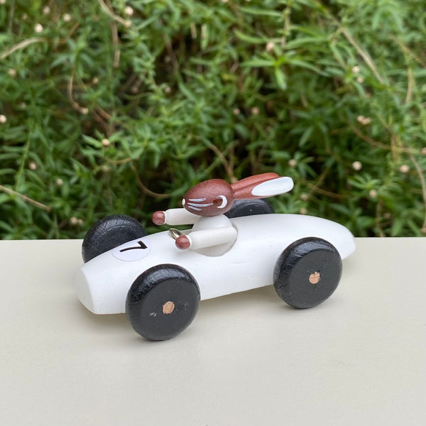 Osterhase in White Racing Car