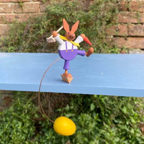 Swinging Osterhase Gardener